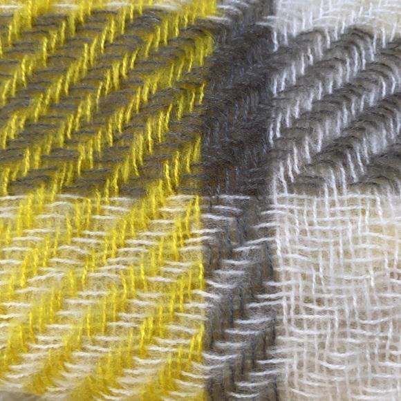 🎉HP👍🏼 Loft Fringe Knit Scarf 💗 Ivory Gray Yellow Plaid - Picture 8 of 9